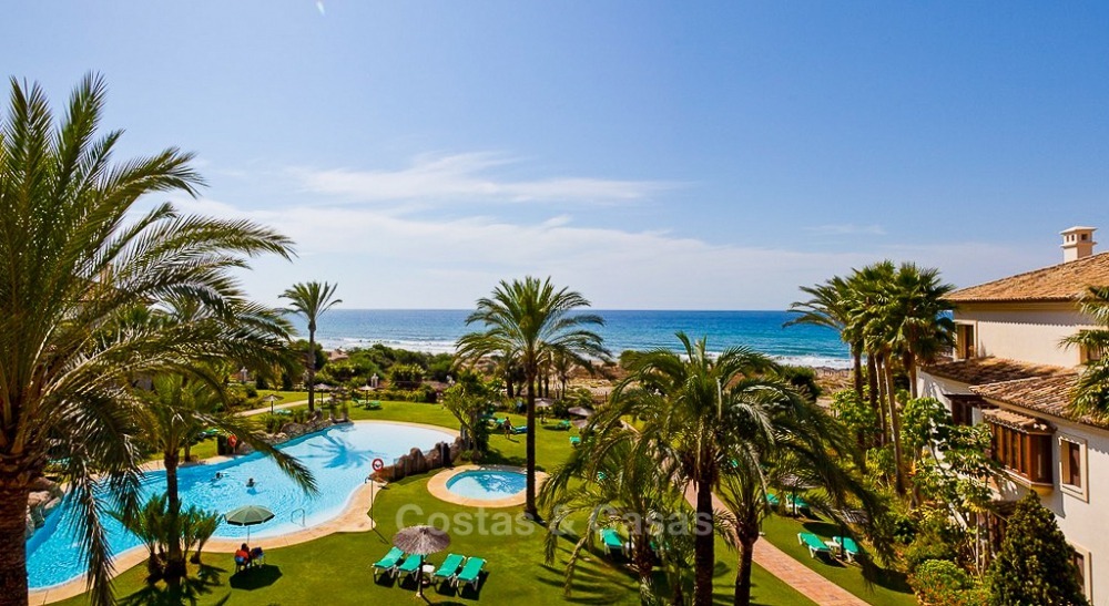 Exclusivo ático de primera línea de playa con vistas al mar en venta en Los Monteros - Marbella 10665