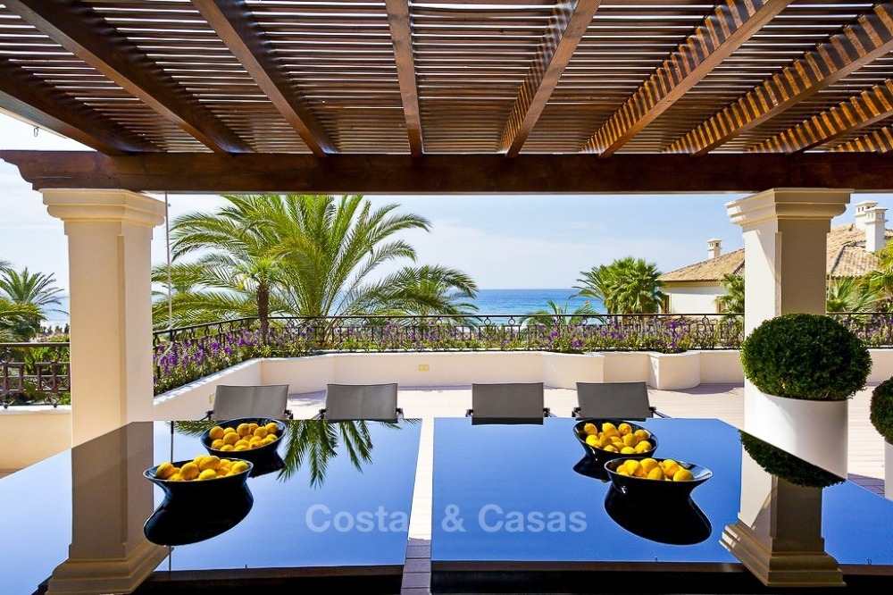 Exclusivo ático de primera línea de playa con vistas al mar en venta en Los Monteros - Marbella 10666