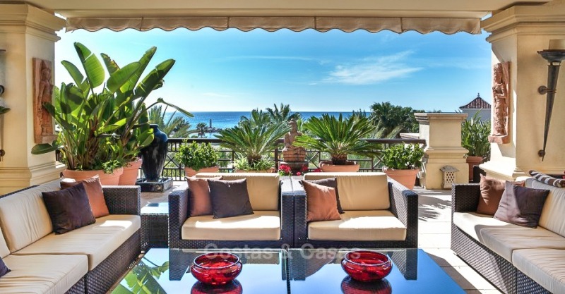 Exclusivo ático de primera línea de playa con vistas al mar en venta - Puerto Banús - Marbella 10668 