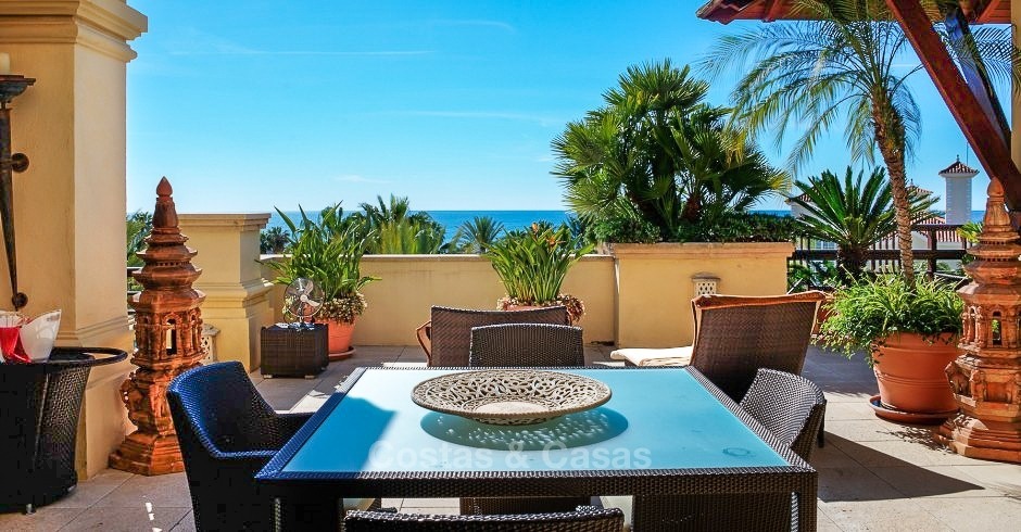 Exclusivo ático de primera línea de playa con vistas al mar en venta - Puerto Banús - Marbella 10676