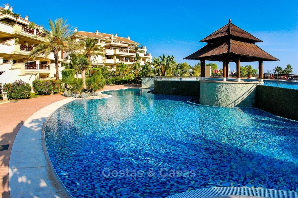 Exclusivo ático de primera línea de playa con vistas al mar en venta - Puerto Banús - Marbella 10683
