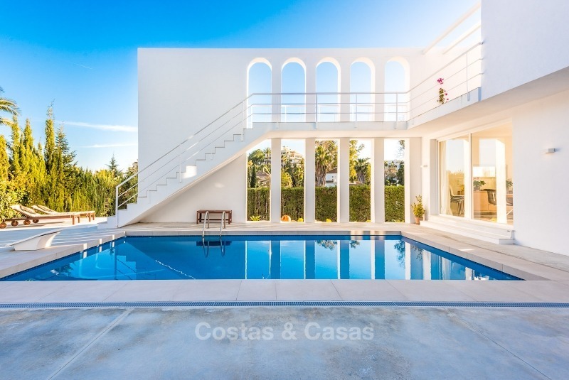 Villa de lujo totalmente renovada y espaciosa en venta en el corazón del valle de golf de Nueva Andalucía - Marbella. 10749 