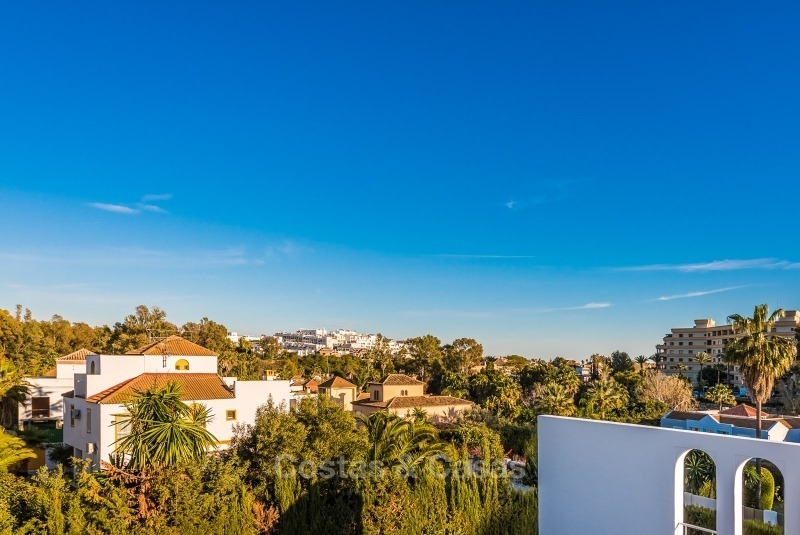 Villa de lujo totalmente renovada y espaciosa en venta en el corazón del valle de golf de Nueva Andalucía - Marbella. 10753 