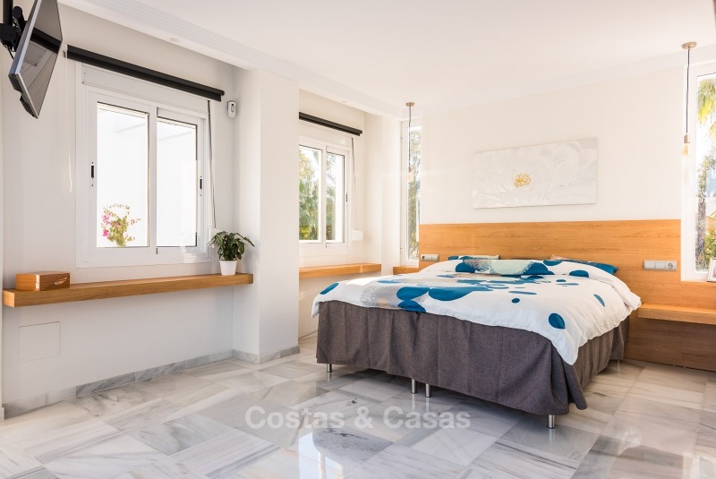 Villa de lujo totalmente renovada y espaciosa en venta en el corazón del valle de golf de Nueva Andalucía - Marbella. 10754 