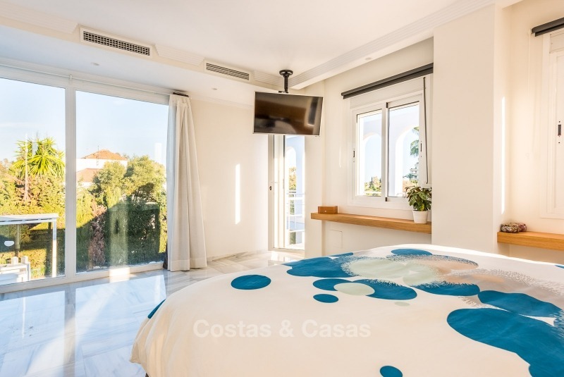 Villa de lujo totalmente renovada y espaciosa en venta en el corazón del valle de golf de Nueva Andalucía - Marbella. 10755 