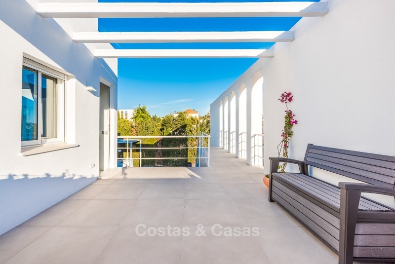 Villa de lujo totalmente renovada y espaciosa en venta en el corazón del valle de golf de Nueva Andalucía - Marbella. 10756 