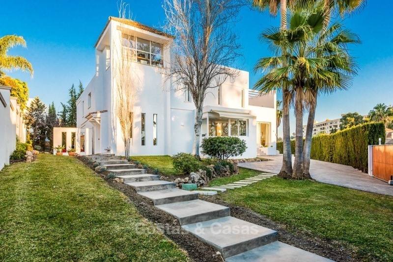 Villa de lujo totalmente renovada y espaciosa en venta en el corazón del valle de golf de Nueva Andalucía - Marbella. 10768 