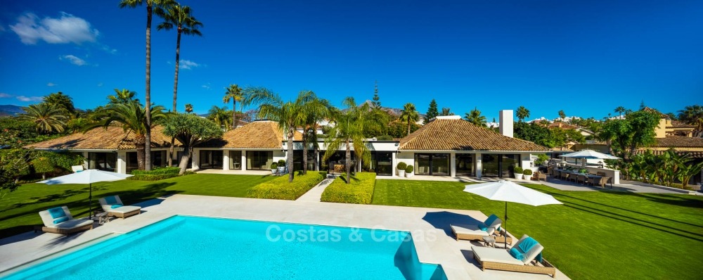 Villa palaciega en primera línea de golf en venta en Las Brisas Golf - Nueva Andalucia - Marbella 10884