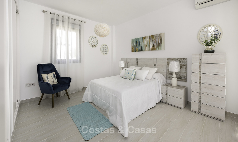 Nuevos y modernos apartamentos en la playa, listos para entrar a vivir en Estepona Oeste 17088