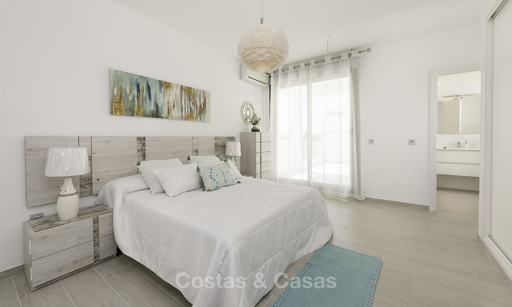 Nuevos y modernos apartamentos en la playa, listos para entrar a vivir en Estepona Oeste 17089
