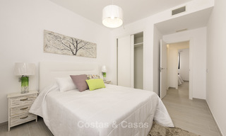 Nuevos y modernos apartamentos en la playa, listos para entrar a vivir en Estepona Oeste 17095 