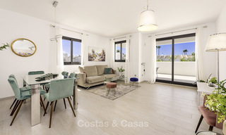 Nuevos y modernos apartamentos en la playa, listos para entrar a vivir en Estepona Oeste 17105 