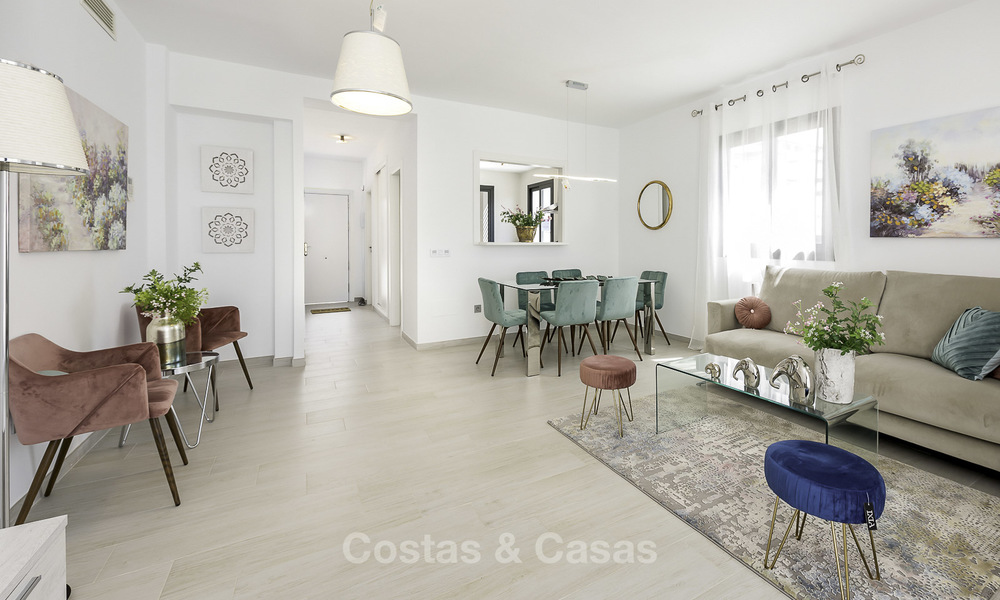 Nuevos y modernos apartamentos en la playa, listos para entrar a vivir en Estepona Oeste 17107