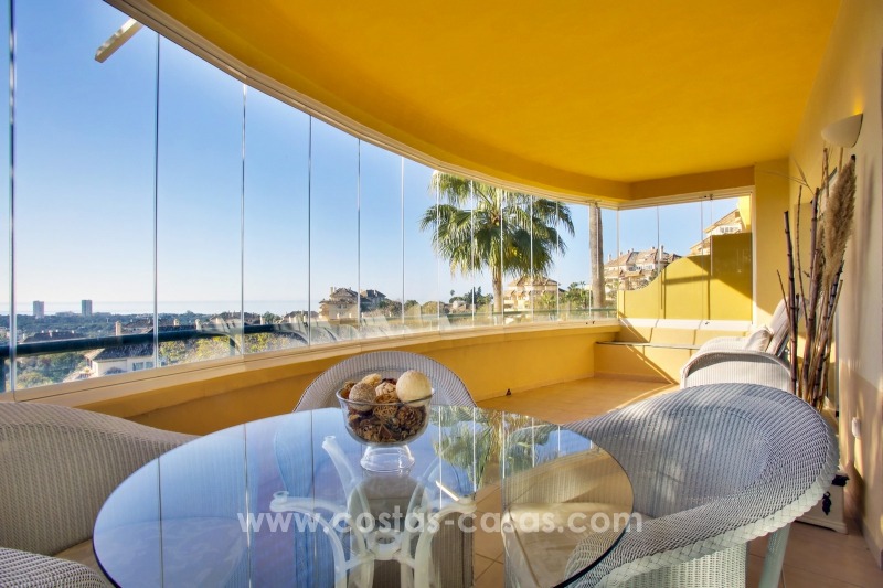 Apartamentos y áticos de lujo en venta con impresionantes vistas al golf y al mar - Elviria, Marbella 11054 