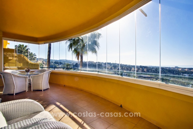Apartamentos y áticos de lujo en venta con impresionantes vistas al golf y al mar - Elviria, Marbella 11053 
