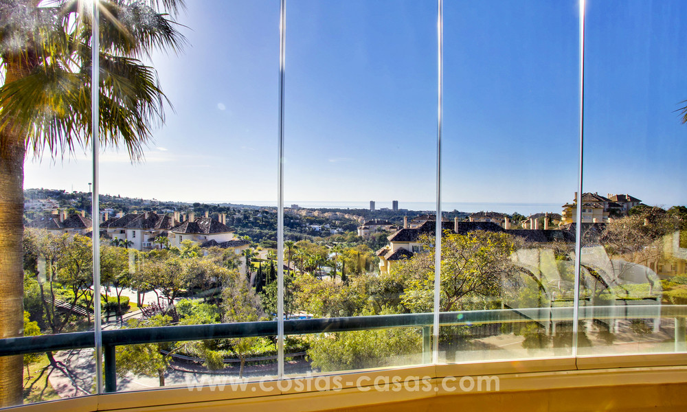 Apartamentos y áticos de lujo en venta con impresionantes vistas al golf y al mar - Elviria, Marbella 11050