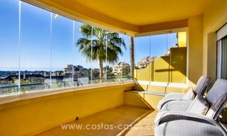 Apartamentos y áticos de lujo en venta con impresionantes vistas al golf y al mar - Elviria, Marbella 11052 