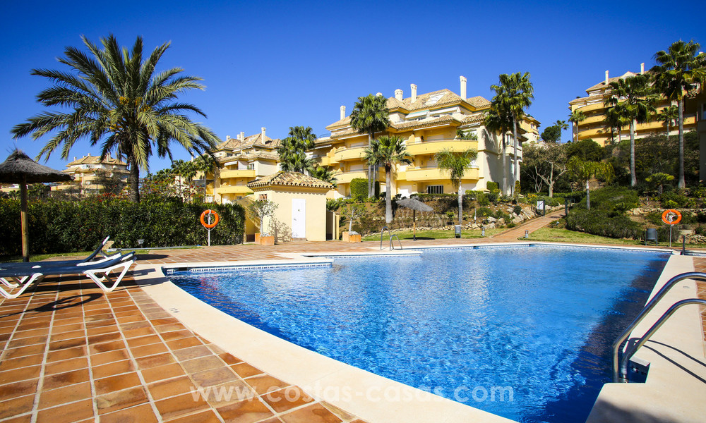 Apartamentos y áticos de lujo en venta con impresionantes vistas al golf y al mar - Elviria, Marbella 11047