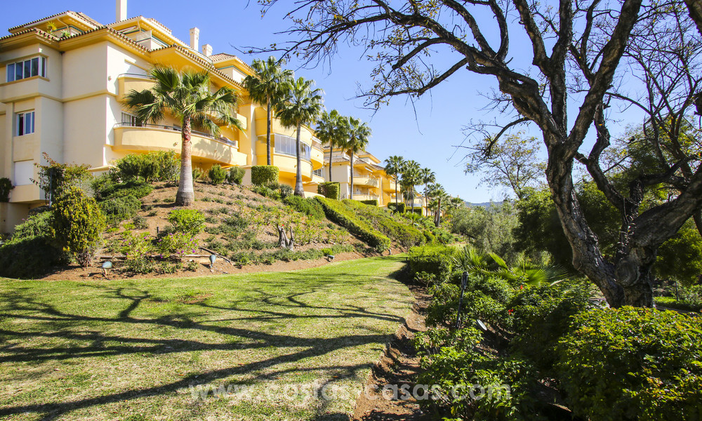 Apartamentos y áticos de lujo en venta con impresionantes vistas al golf y al mar - Elviria, Marbella 11043