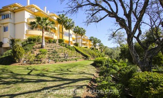Apartamentos y áticos de lujo en venta con impresionantes vistas al golf y al mar - Elviria, Marbella 11043 