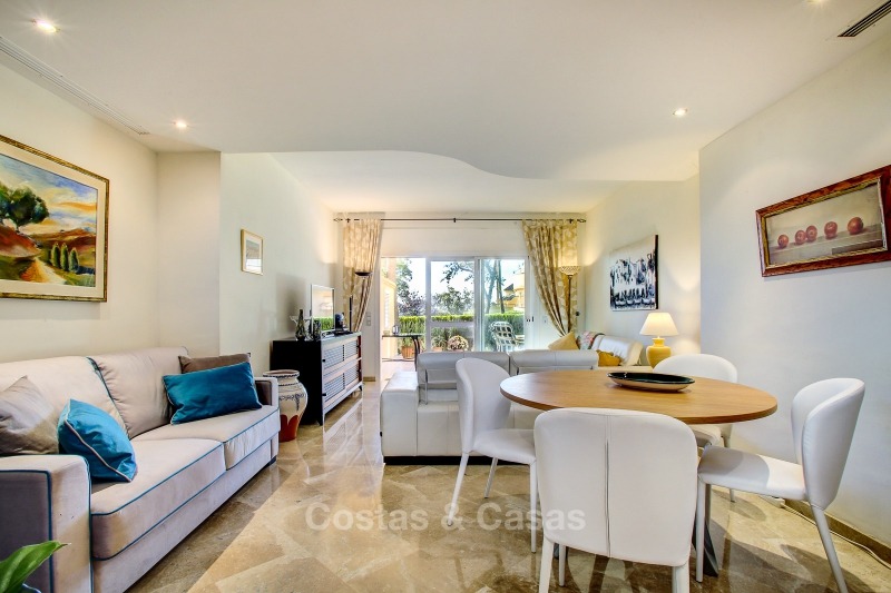 Apartamentos y áticos de lujo en venta con impresionantes vistas al golf y al mar - Elviria, Marbella 11063 