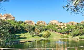 Apartamentos y áticos de lujo en venta con impresionantes vistas al golf y al mar - Elviria, Marbella 11034 