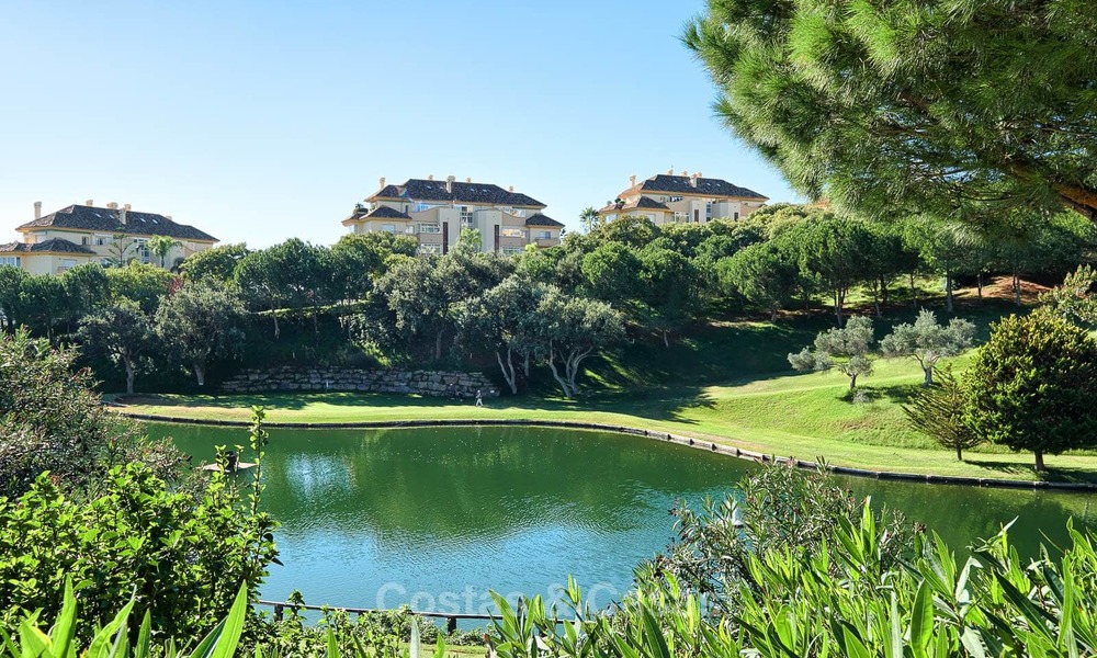 Apartamentos y áticos de lujo en venta con impresionantes vistas al golf y al mar - Elviria, Marbella 11037