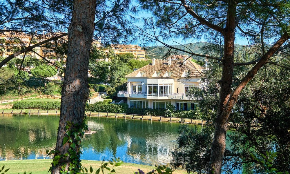 Apartamentos y áticos de lujo en venta con impresionantes vistas al golf y al mar - Elviria, Marbella 11033