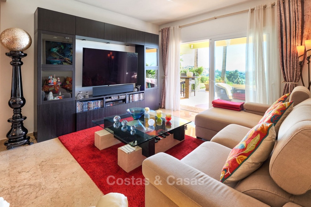 Apartamentos y áticos de lujo en venta con impresionantes vistas al golf y al mar - Elviria, Marbella 11059