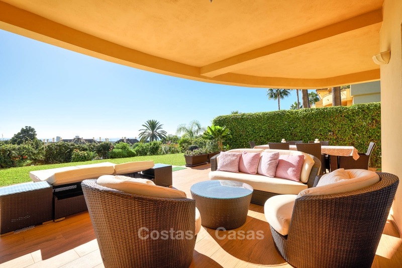 Apartamentos y áticos de lujo en venta con impresionantes vistas al golf y al mar - Elviria, Marbella 11055 
