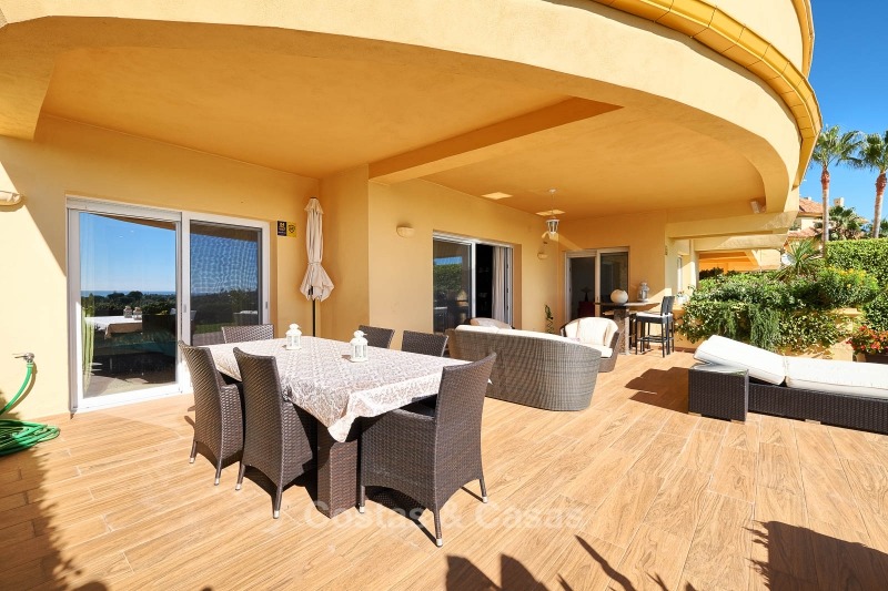 Apartamentos y áticos de lujo en venta con impresionantes vistas al golf y al mar - Elviria, Marbella 11056 