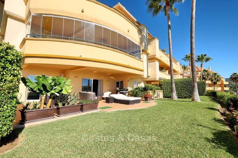 Apartamentos y áticos de lujo en venta con impresionantes vistas al golf y al mar - Elviria, Marbella 11058 