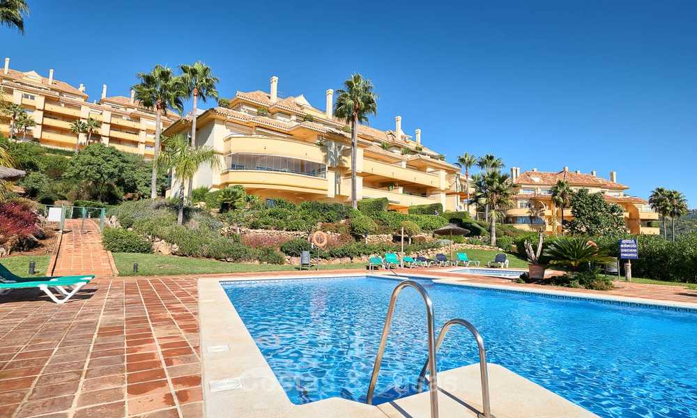 Apartamentos y áticos de lujo en venta con impresionantes vistas al golf y al mar - Elviria, Marbella 11039