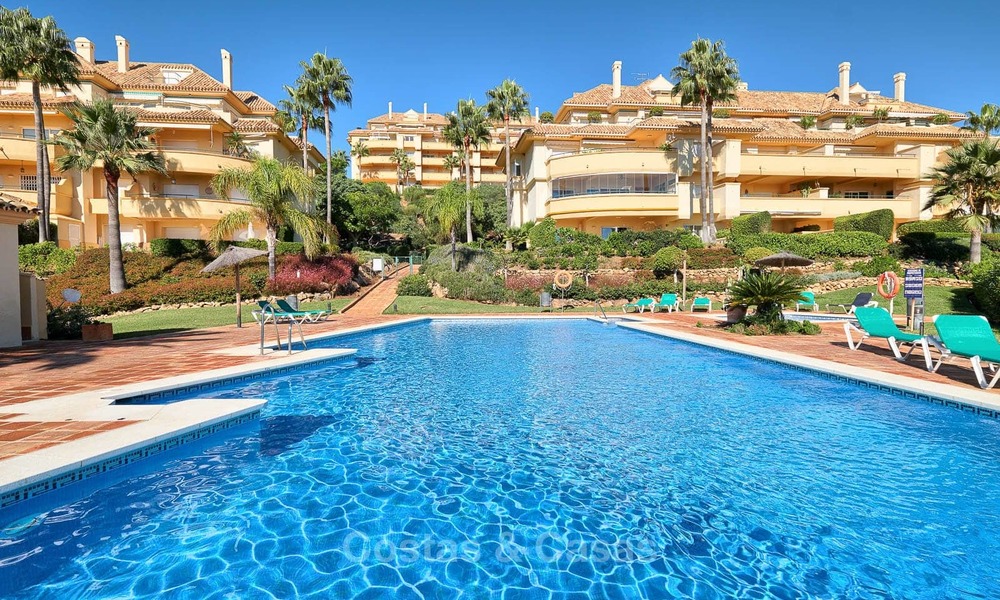Apartamentos y áticos de lujo en venta con impresionantes vistas al golf y al mar - Elviria, Marbella 11040