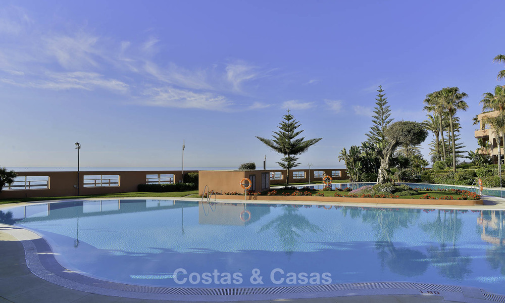 Apartamento de lujo en primera línea de playa en venta en un exclusivo complejo residencial, Puerto Banús - Marbella 11548