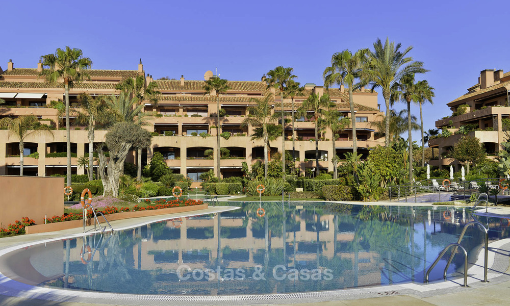 Apartamento de lujo en primera línea de playa en venta en un exclusivo complejo residencial, Puerto Banús - Marbella 11549