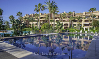 Apartamento de lujo en primera línea de playa en venta en un exclusivo complejo residencial, Puerto Banús - Marbella 11552 