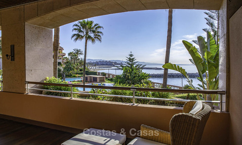 Apartamento de lujo en primera línea de playa en venta en un exclusivo complejo residencial, Puerto Banús - Marbella 11553