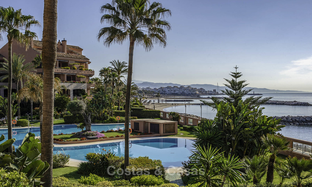 Apartamento de lujo en primera línea de playa en venta en un exclusivo complejo residencial, Puerto Banús - Marbella 11554