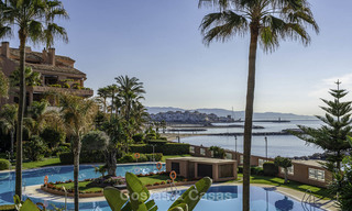 Apartamento de lujo en primera línea de playa en venta en un exclusivo complejo residencial, Puerto Banús - Marbella 11555 
