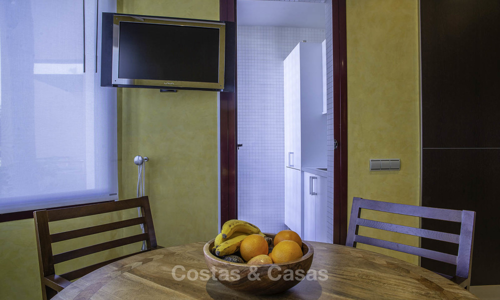 Apartamento de lujo en primera línea de playa en venta en un exclusivo complejo residencial, Puerto Banús - Marbella 11558