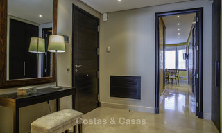 Apartamento de lujo en primera línea de playa en venta en un exclusivo complejo residencial, Puerto Banús - Marbella 11559 