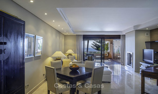 Apartamento de lujo en primera línea de playa en venta en un exclusivo complejo residencial, Puerto Banús - Marbella 11560 