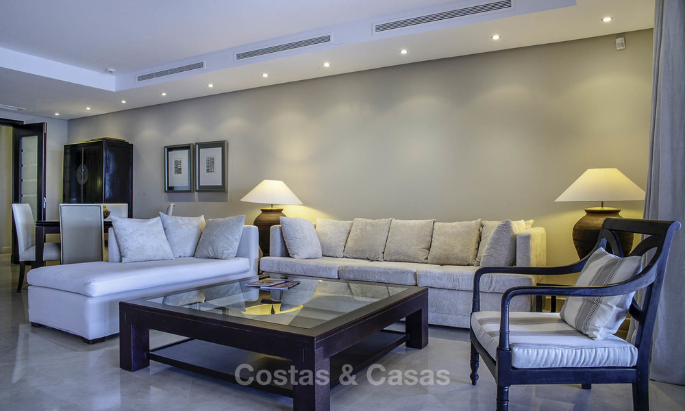 Apartamento de lujo en primera línea de playa en venta en un exclusivo complejo residencial, Puerto Banús - Marbella 11561