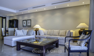 Apartamento de lujo en primera línea de playa en venta en un exclusivo complejo residencial, Puerto Banús - Marbella 11561 