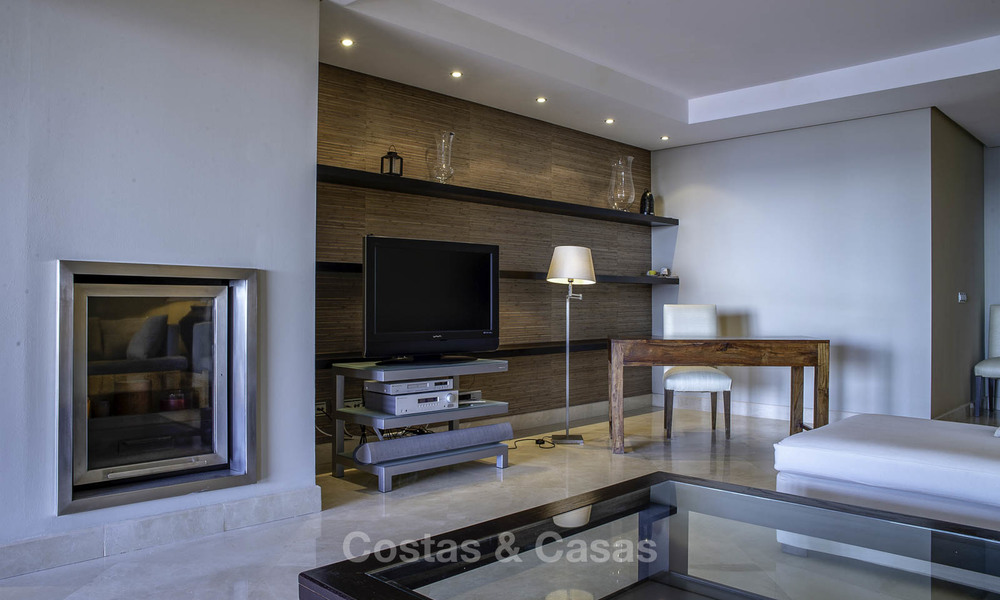 Apartamento de lujo en primera línea de playa en venta en un exclusivo complejo residencial, Puerto Banús - Marbella 11562