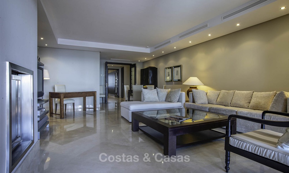 Apartamento de lujo en primera línea de playa en venta en un exclusivo complejo residencial, Puerto Banús - Marbella 11563
