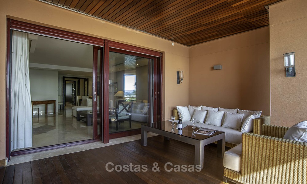 Apartamento de lujo en primera línea de playa en venta en un exclusivo complejo residencial, Puerto Banús - Marbella 11564