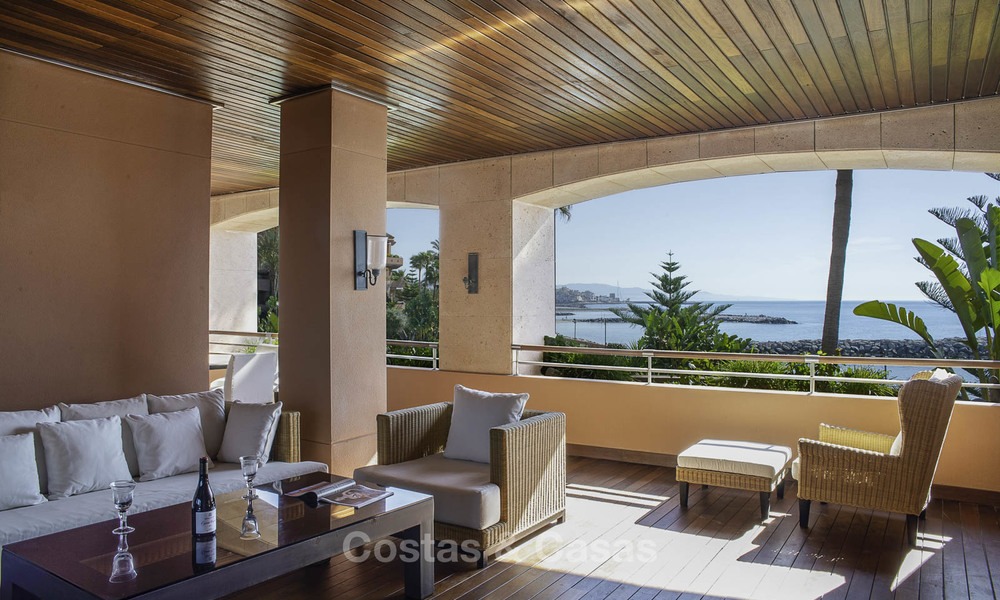 Apartamento de lujo en primera línea de playa en venta en un exclusivo complejo residencial, Puerto Banús - Marbella 11565