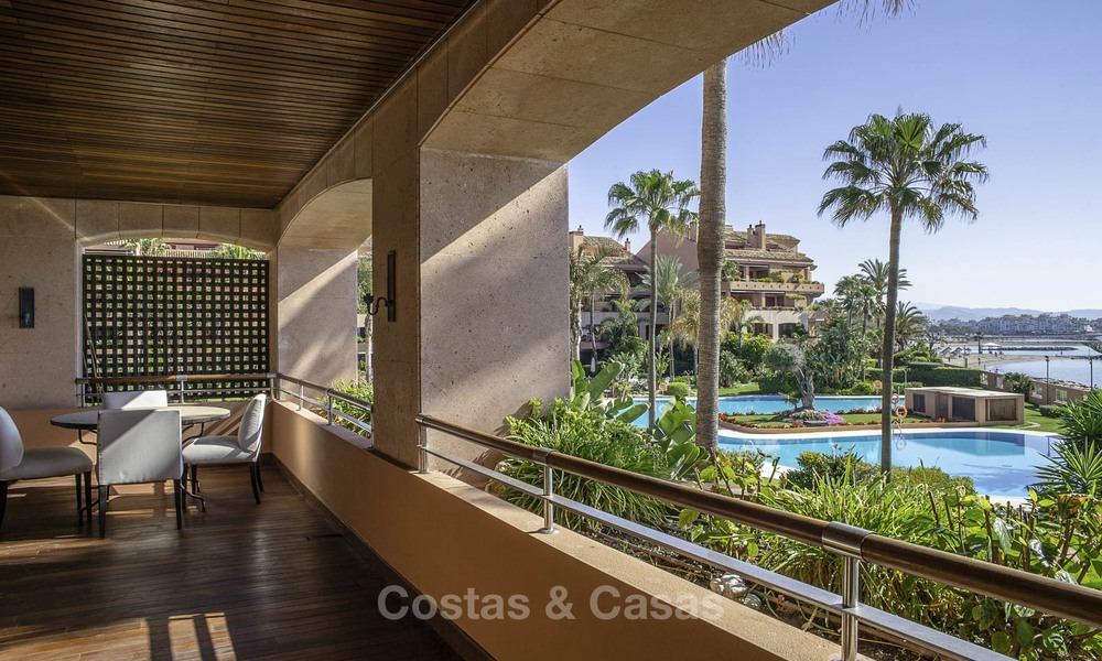 Apartamento de lujo en primera línea de playa en venta en un exclusivo complejo residencial, Puerto Banús - Marbella 11567